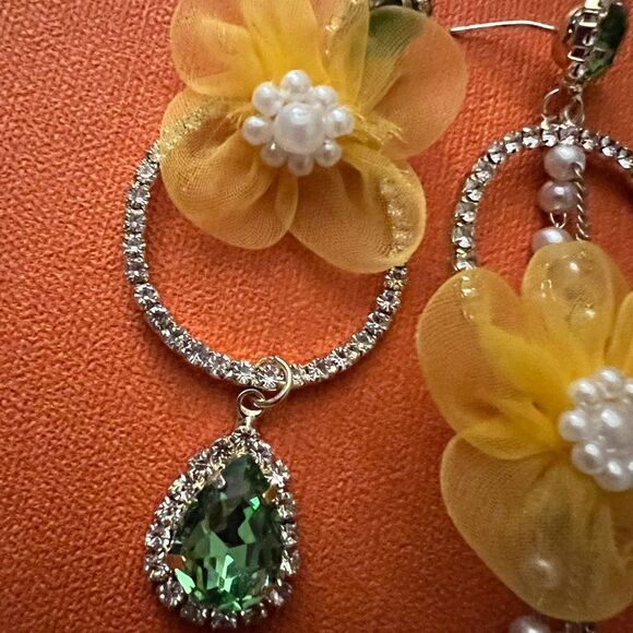 🌼 Betsey Johnson uniquely designed drop dangle mismatched earrings 🌼 - Picture 3 of 6